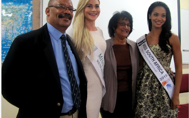 Vlnr is mnr Tommy Wilson, Prinsipaal: Gansbaai Academia, Mej Suid-Afrika Aarde, Ilze Saunders, me Julia Wilson en Mej Suid-Afrika, Liesl Laurie tydens Gansbaai Academia se Markdag.   